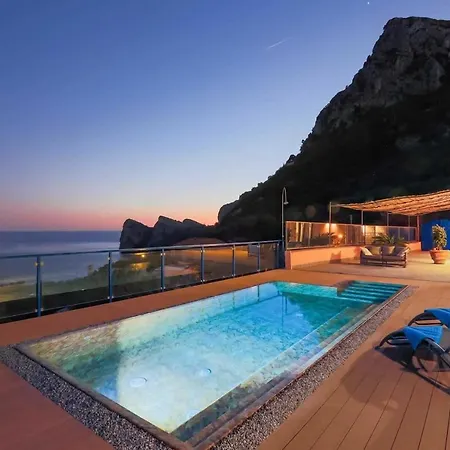 Seascape Villa *